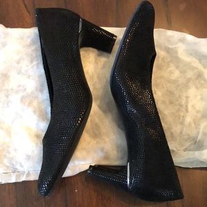 🌟Footnotes Elegant pair of shimmer snake embossed fabric metal trim wide heels